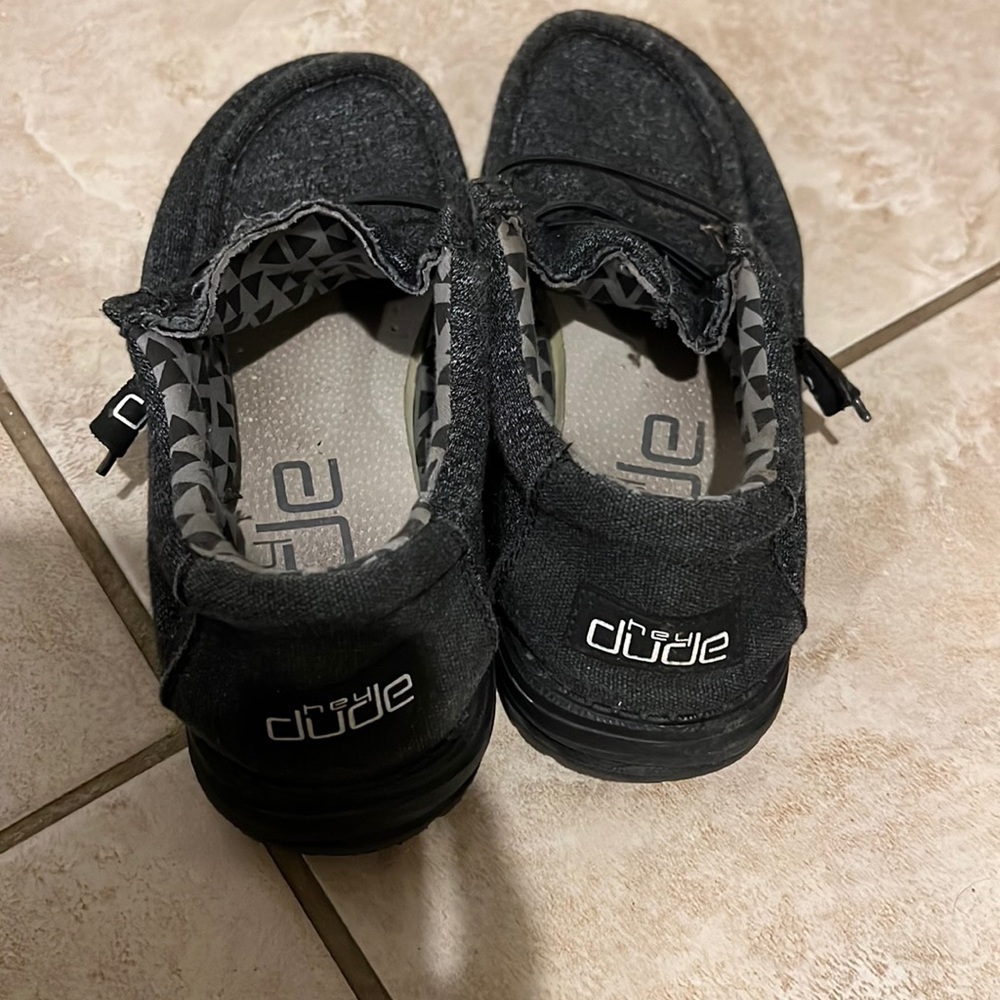 HeyDudes slip ons (black)